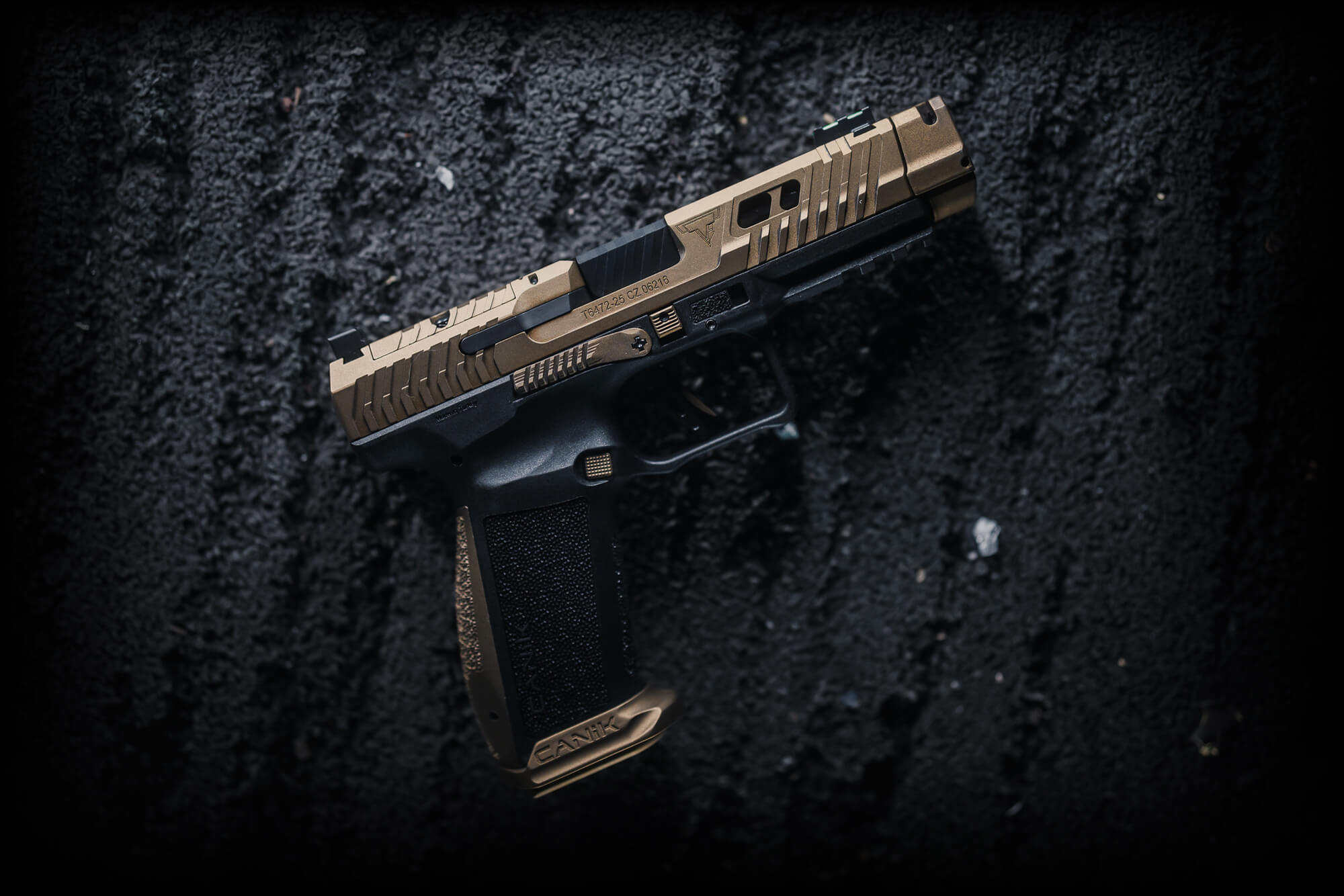 Pistolet Canik - prezentowany na czarnym tle