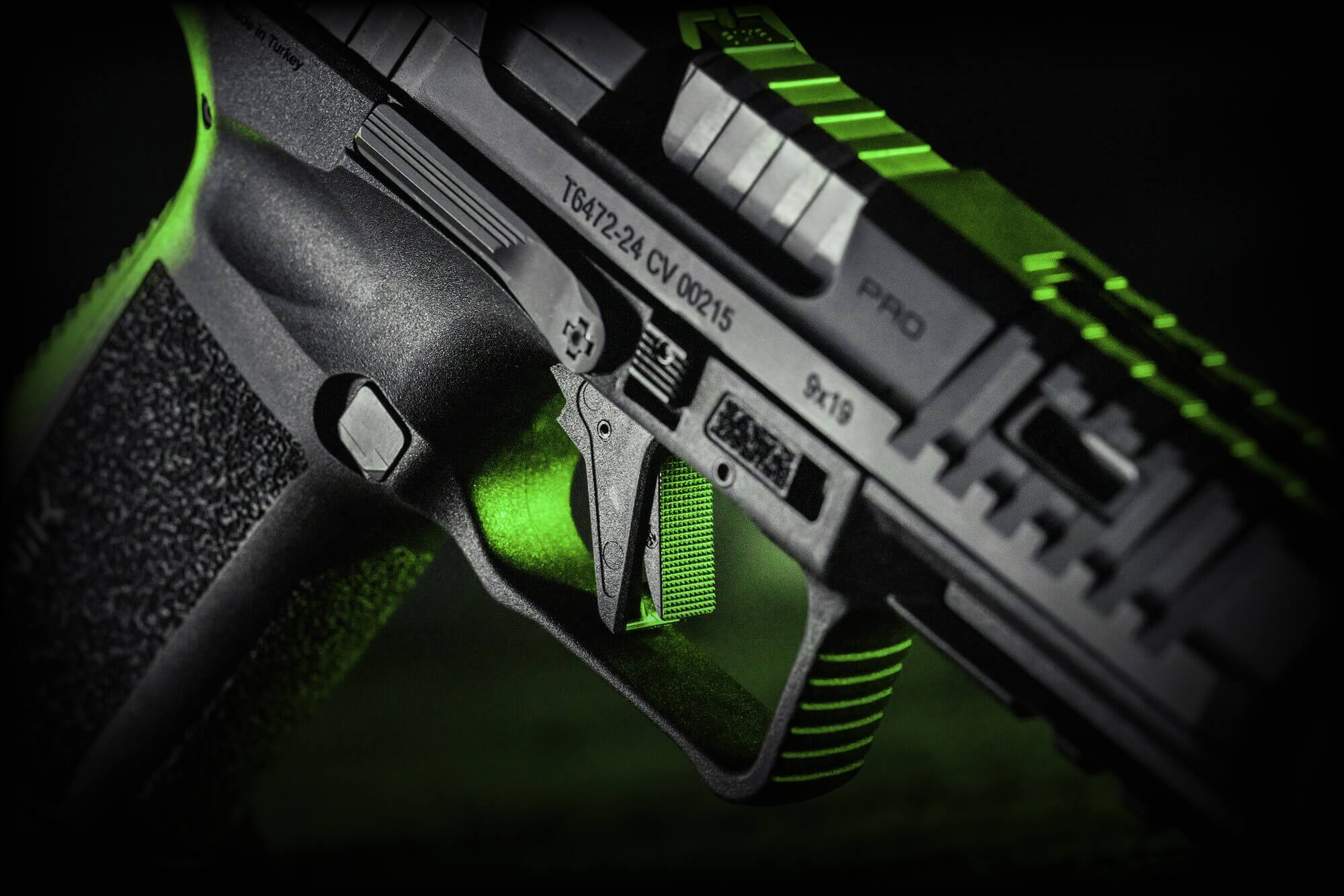 Pistolet Canik (tył) - prezentowany na czarnym tle, pokazująca precyzję wykonania i nowoczesny design